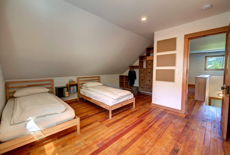 Home exchange in Winthrop WA, bedroom with two twin beds