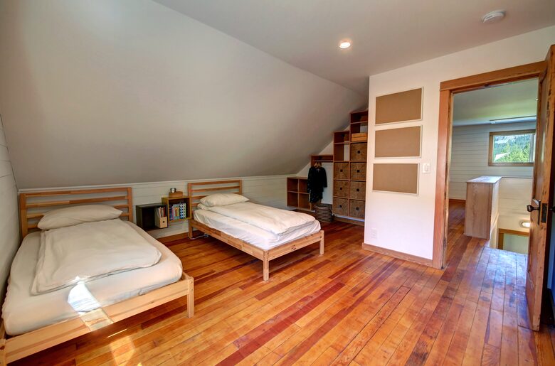 Home exchange in Winthrop WA, bedroom with two twin beds