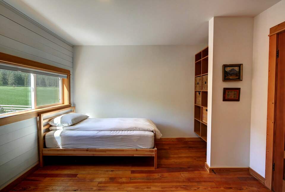 Home exchange in Winthrop WA, bedroom with queen bed