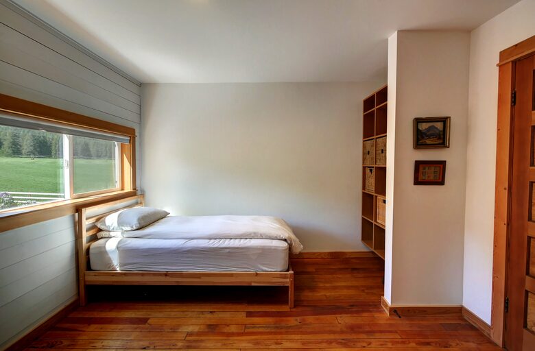 Home exchange in Winthrop WA, bedroom with queen bed