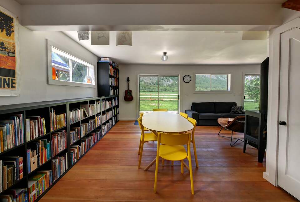 Home exchange in Winthrop WA, main living area with a long bookshelf