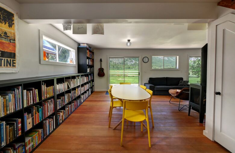 Home exchange in Winthrop WA, main living area with a long bookshelf