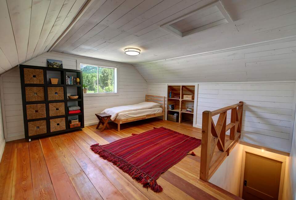 Home exchange in Winthrop WA, loft area with twin bed