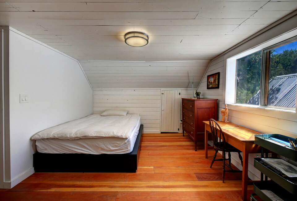 Home exchange in Winthrop WA, bedroom with twin bed and desk