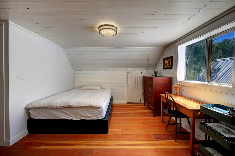 Home exchange in Winthrop WA, bedroom with twin bed and desk