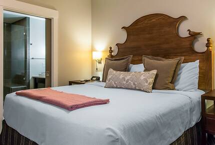 Home exchange, the Studio Homes at Ellis Square, bedroom with ensuite