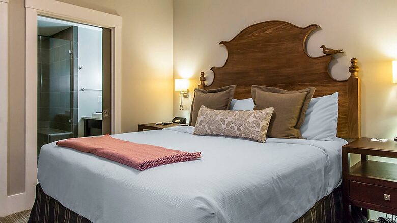 Home exchange, the Studio Homes at Ellis Square, bedroom with ensuite