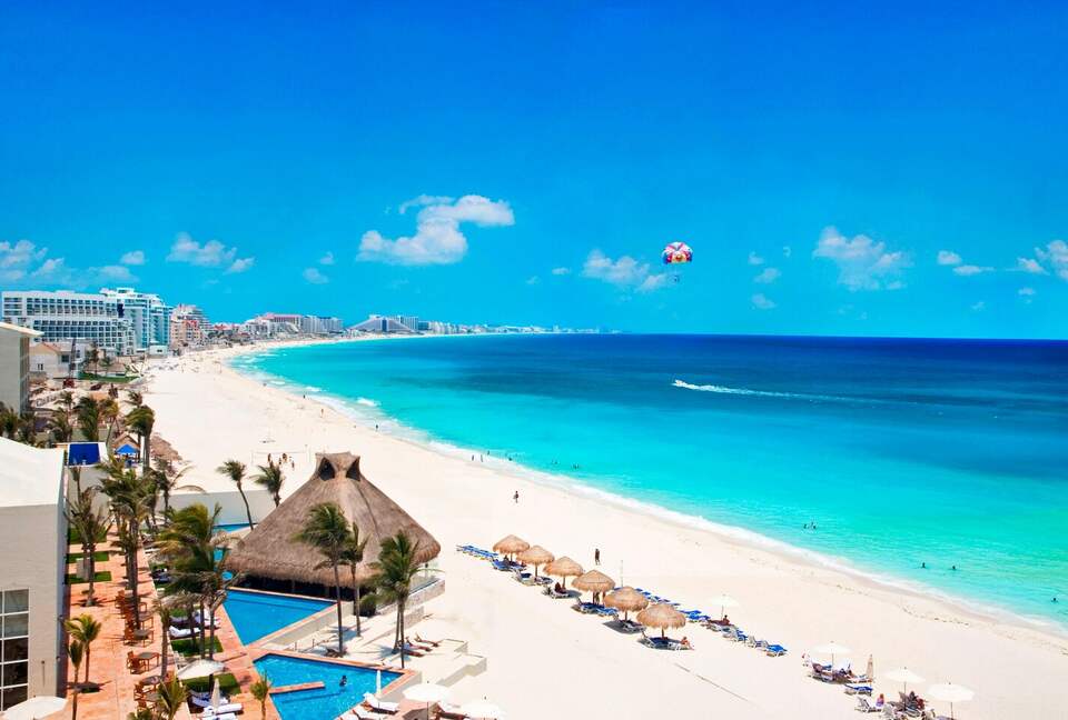 Home exchange in Cancun, aerial view of the beach from Westin Resort