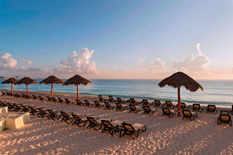 Home exchange in Cancun, the beach at dusk at the Westin Resort