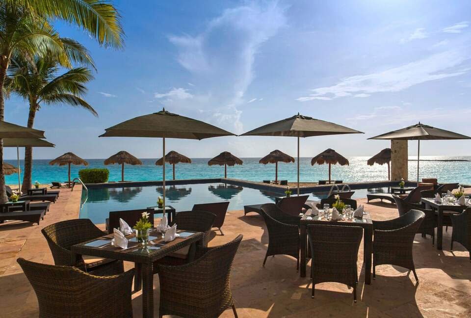 Home exchange in Cancun, restaurant outdoor terrace at the Westin
