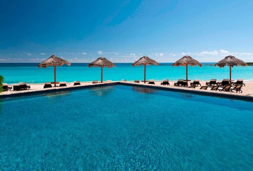 Home exchange in Cancun, Westin Resort pool overlooking the ocean