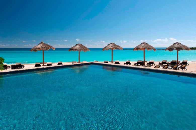 Home exchange in Cancun, Westin Resort pool overlooking the ocean