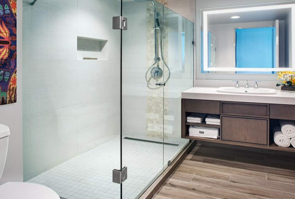 Home exchange in Cancun, lagoon view 2 bedroom villa master bathroom