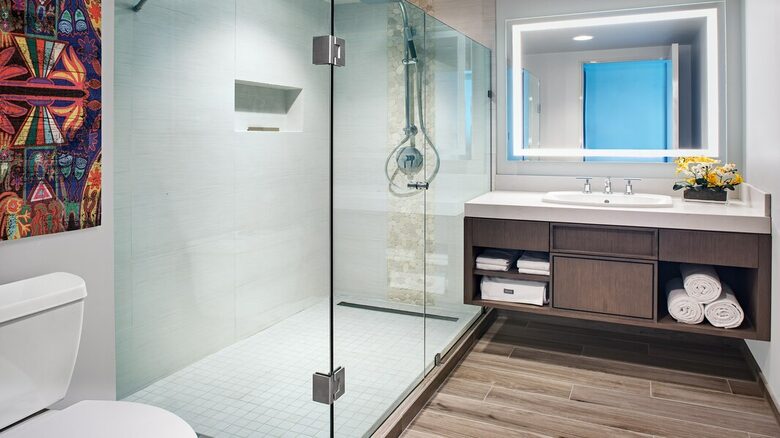 Home exchange in Cancun, lagoon view 2 bedroom villa master bathroom