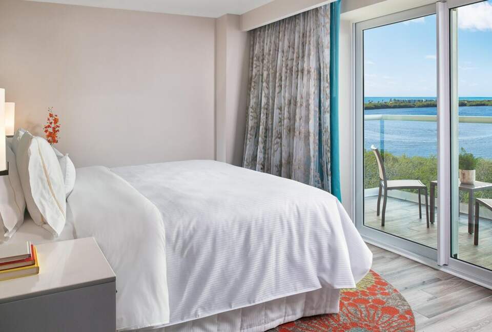 Home exchange in Cancun, lagoon view 2 bedroom villa master bedroom