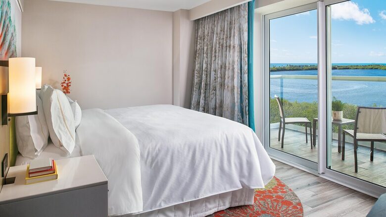 Home exchange in Cancun, lagoon view 2 bedroom villa master bedroom