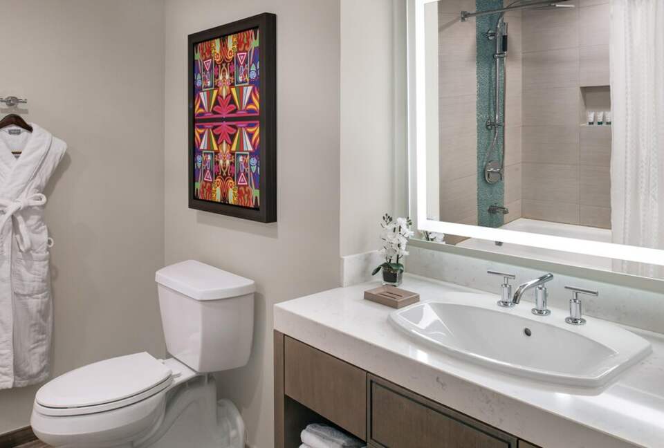 Home exchange in Cancun, lagoon view 2 bedroom villa guest bathroom