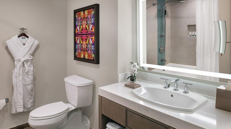 Home exchange in Cancun, lagoon view 2 bedroom villa guest bathroom