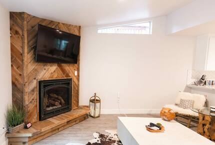Home exchange in Bass Lake CA, fireplace & flatscreen in living room