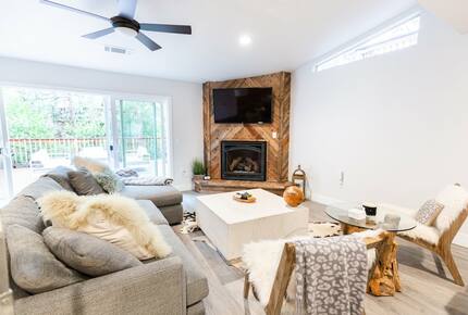 Home exchange in Bass Lake CA, living room with cozy seating