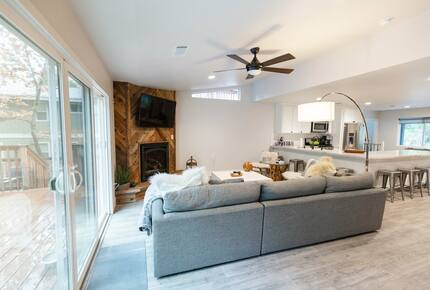 Home exchange in Bass Lake CA, living room that opens to a deck