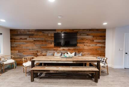 Home exchange in Bass Lake CA, table with bench seating in the kitchen
