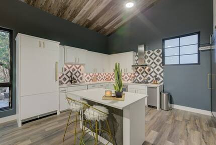 Home exchange in Spicewood TX, modern kitchen with small island