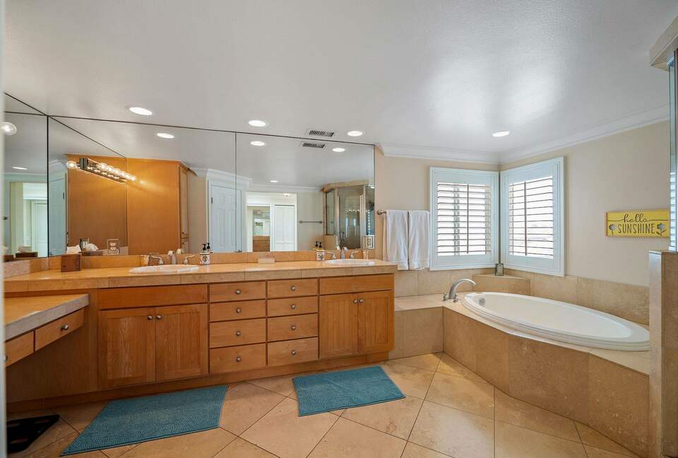 Home exchange in Oxnard CA, master bathroom with soaking tub