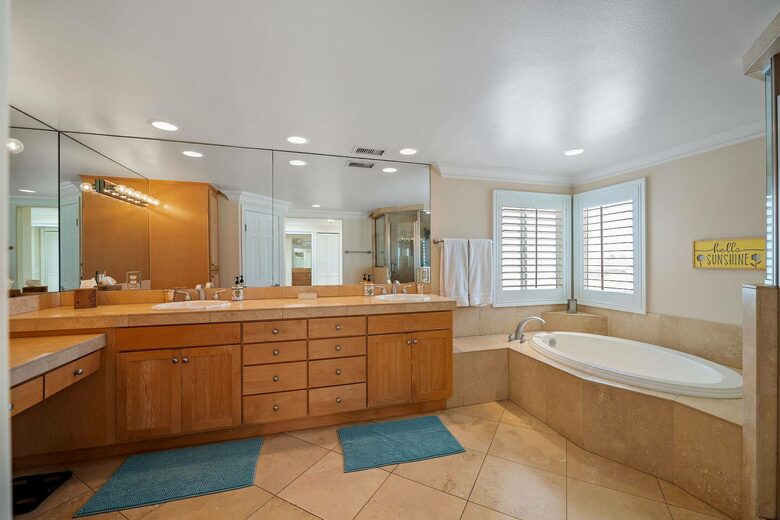 Home exchange in Oxnard CA, master bathroom with soaking tub