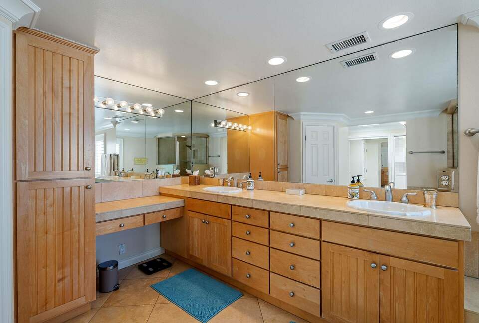 Home exchange in Oxnard CA, master bathroom with dual vanity