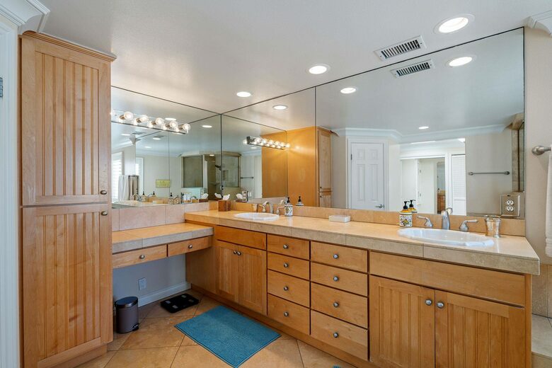 Home exchange in Oxnard CA, master bathroom with dual vanity