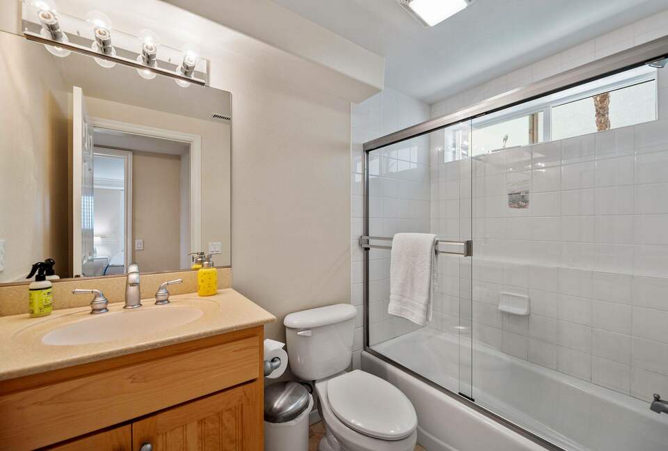 Home exchange in Oxnard CA, bathroom with shower/tub