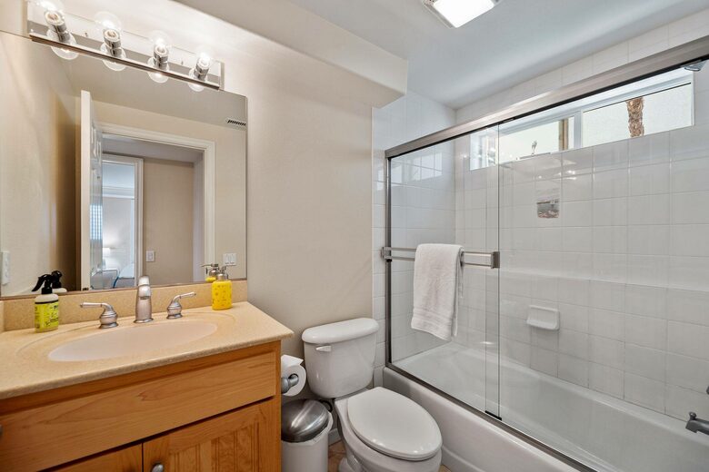 Home exchange in Oxnard CA, bathroom with shower/tub