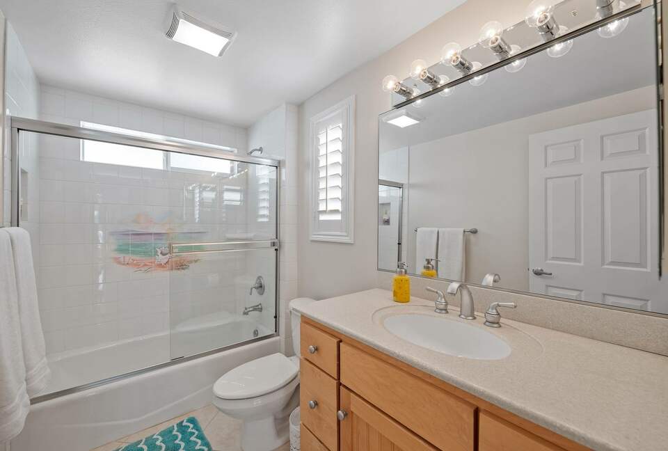 Home exchange in Oxnard CA, bathroom with shower/tub
