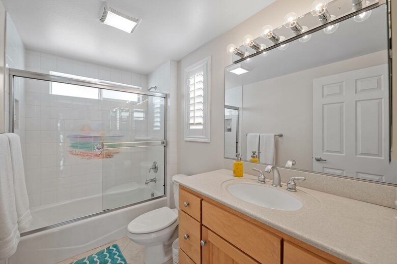 Home exchange in Oxnard CA, bathroom with shower/tub