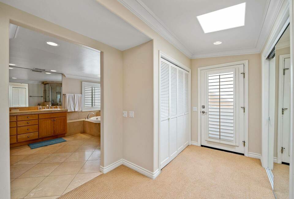Home exchange in Oxnard CA, master hallway