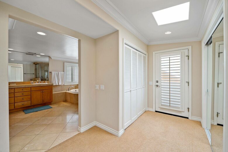 Home exchange in Oxnard CA, master hallway