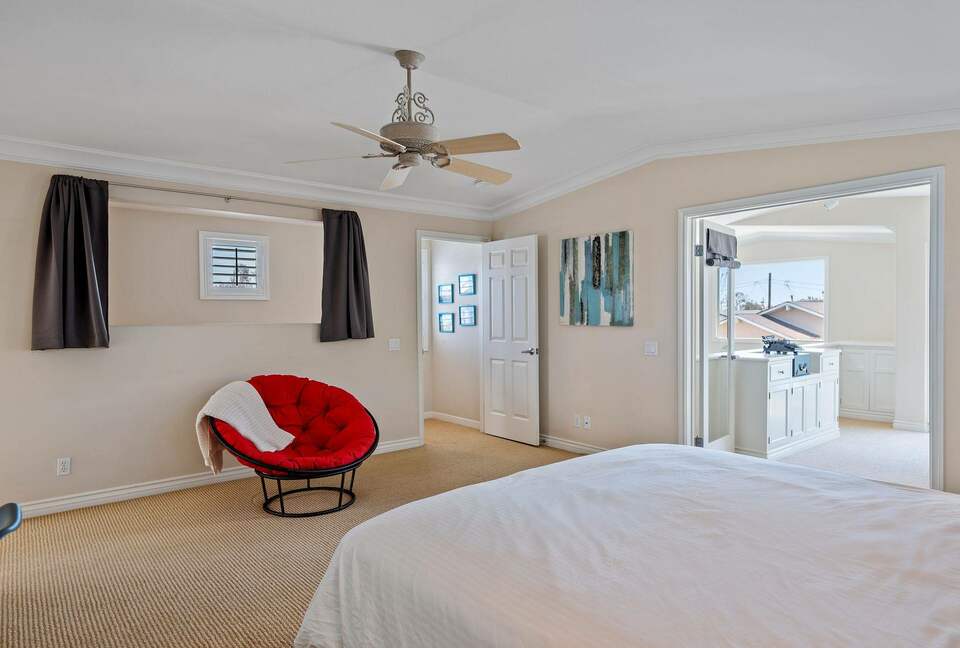Home exchange in Oxnard CA, master bedroom open to sitting area loft