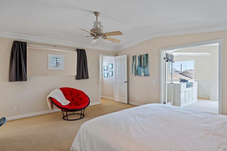 Home exchange in Oxnard CA, master bedroom open to sitting area loft