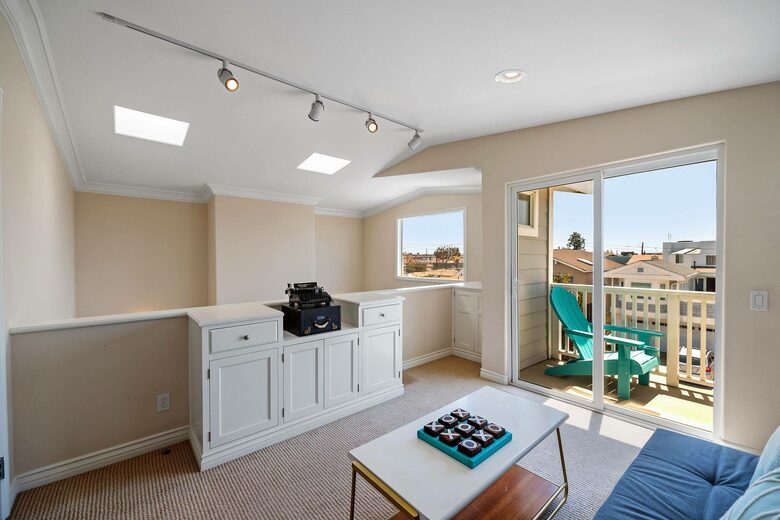 Home exchange in Oxnard CA, master sitting area loft