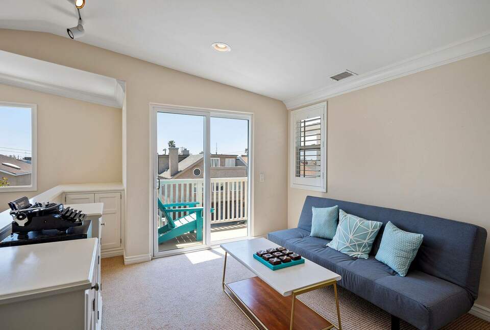 Home exchange in Oxnard CA, master sitting area loft with sofa