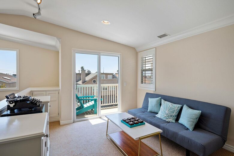 Home exchange in Oxnard CA, master sitting area loft with sofa