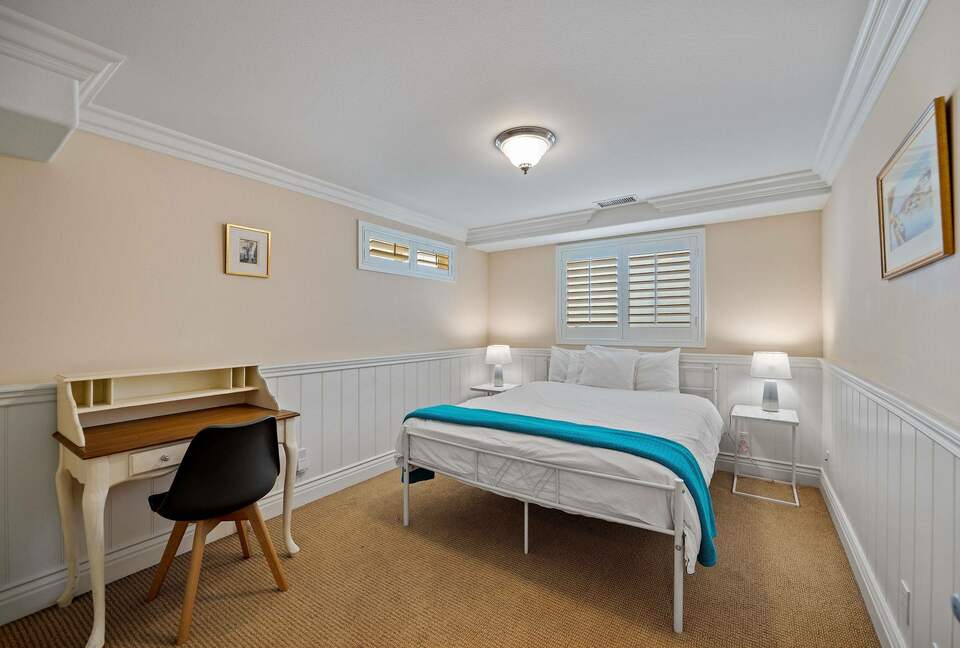 Home exchange in Oxnard CA, guest room with queen-size bed