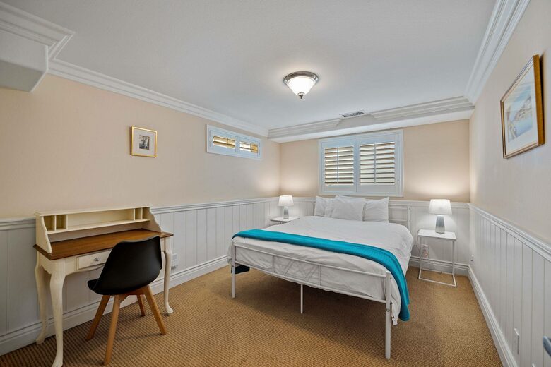 Home exchange in Oxnard CA, guest room with queen-size bed