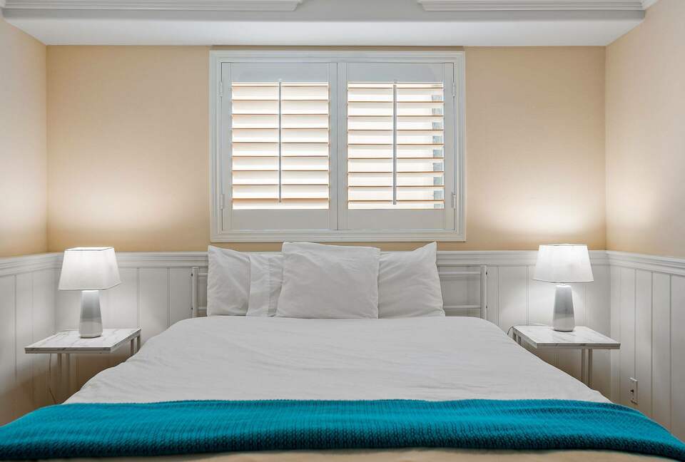 Home exchange in Oxnard CA, guest bedroom with queen-size bed