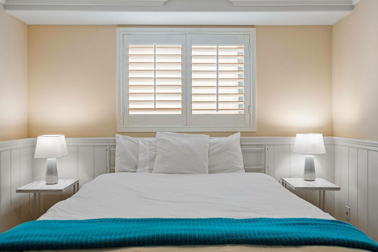 Home exchange in Oxnard CA, guest bedroom with queen-size bed