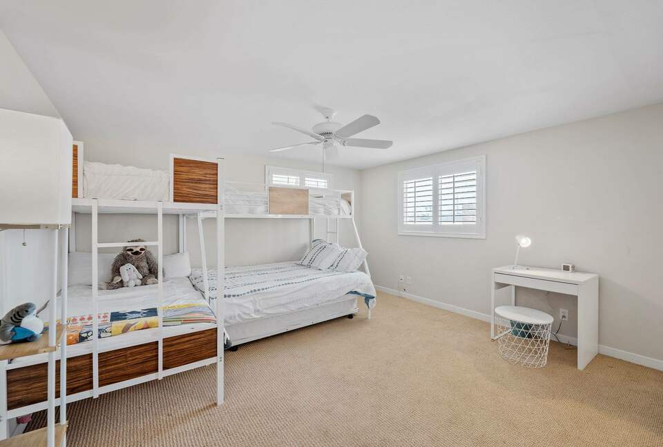 Home exchange in Oxnard CA, guest room with double bunk beds