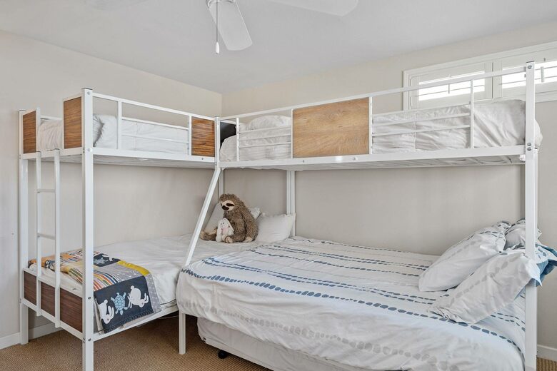 Home exchange in Oxnard CA, guest bedroom with double bunk beds