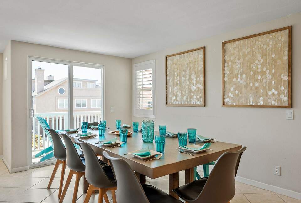 Home exchange in Oxnard CA, dining room with door open to deck