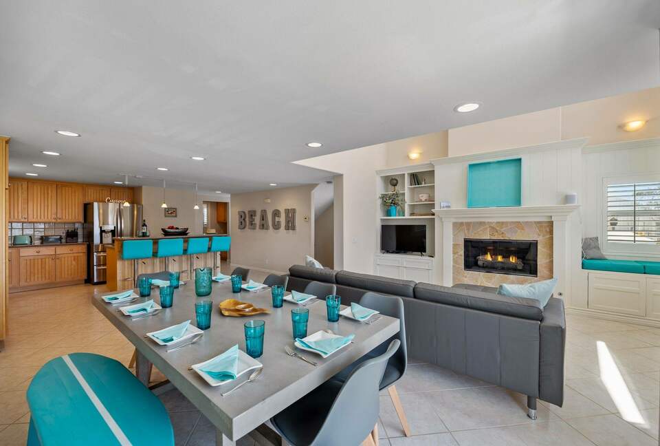 Home exchange in Oxnard CA, dining room table set for 10